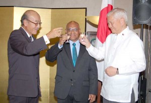 (From left) Japan Ambassador Toshinao Urabe, Vice Dean of the Diplomatic Corps Ambassador Christian Anthony Vhiruri of Papua New Guinea, Foreign Affairs Secretary Albert del Rosario toast to wish Emperor Akihito a happy birthday