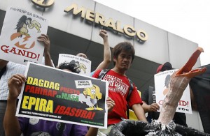 Militant groups hold a rally in front of the Meralco office in Kamuning, Quezon City to protest the P4.15 power rate increase that will be collected starting this month. PHOTO BY MIGUEL DE GUZMAN