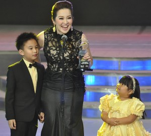 MMFF winners: Kris Aquino beams as she accepts the Best Original Theme Song award for the film “My Little Bossings,” as her son James “Bimby” Yap and Best Child Performer Ryzza Mae Dizon look on. PHOTO BY EDWIN MULI
