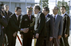 President Benigno Aquino 3rd, accompanied by Philippine Ambassador to Japan Manuel Lopez and Japan Ambassador to the Philippines Toshinao Urabe, greet Philippine embassy officials upon their arrival at the Tokyo International Airport on Thursday. Aquino is in Japan to attend the Asean-Japan Commemorative Summit. MALACAÑANG PHOTO