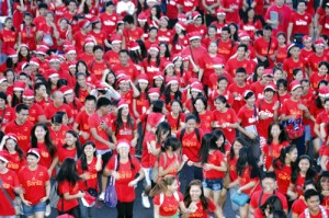 Hundreds joined the Santa fun run on Sunday as part of the celebration of Pasay City’s 150th anniversary. PHOTO BY RENE H. DILAN