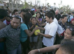 Boxing champ Manny Pacquiao distributes relief goods to typhoon victims in Samar, asking them to find hope in God’s grace. PHOTO BY RENE H. DILAN