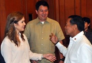 Tacloban Mayor Alfred Romualdez (center) and his wife Cristina greet Vice Mayor Jejomar Binay during the National Housing Authority-Housing and Urban Development Coordinating Council-GMA Kapuso Foundation signing of a memorandum of agreement at the Coconut Palace on Thursday.  PHOTO BY EDWIN MULI 