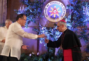 President Benigno Aquino 3rd together with Archbishop Guiseppe Pinto, Papal Nuncio to the Philippines and dean of the diplomatic corps, lead the traditional toast for the new year’s Vin d’Honneur at the Rizal Hall in Malacañang on Friday. Behind the President is Foreign Affairs Secretary Albert del Rosario. MALACAÑANG PHOTO