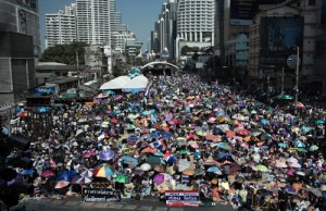  Thousands of anti-government protesters gather at an intersection in downtown Bangkok on Monday as they attempt to shut down the Thai capital to force Prime Minister Yingluck Shinawatra into resigning ahead of parliamentary elections.  AFP PHOTO 