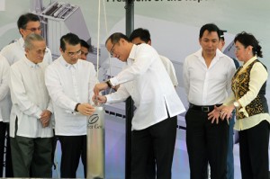  President Benigno Aquino 3rd led the ceremonial laying of time capsule of the San Gabriel Power Plant in Batangay City on Tuesday. With him are Federico Lopez, First Gen Corp. chairman and CEO, Oscar Lopez of the Lopez Group of Companies, Energy Secretary Jerico Petilla, Batangas Gov. Vilma Santos Recto, Richard Tantoco and Francis Giles. MALACAÑANG PHOTO