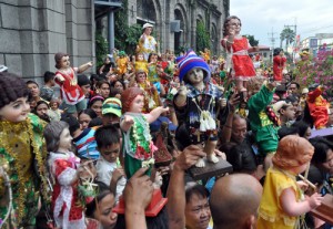 Children and devotees with Sto. Niño statues await the blessing by the priest after every Mass in the Sto. Niño Shrine in Tondo on Sunday, which marked the feast of the Child Jesus.PHOTO BY EDWIN MULI 