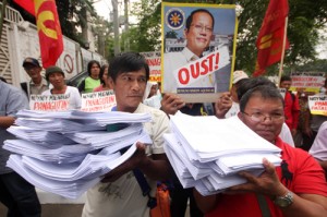 Militant farmers of Kilusang Magbubukid ng Pilipinas show off the documents for the P125 million plunder case they will file at the Office of the Ombudsman against President Benigno Aquino 3rd with Budget Secretary Florencio Abad, Agrarian Reform Secretary Virgilio delos Reyes, Janet Lim-Napoles and nine others over the misuse of the Malampaya Funds. PHOTO BY MIGUEL DE GUZMAN