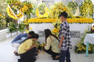 Young members of the Yellow Movement light candles in front of the tomb of former President Corazon Aquino to observe her 81st birthday on Saturday.PHOTO BY MIKE DE JUAN  