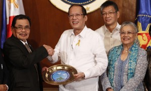 President Benigno Aquino 3rd receives from Mohaqher Iqbal a replica of the official seal of the Bangsamoro Transition Commission. With them are Executive Secretary Paquito Ochoa and Presidential Adviser on Peace Process Teresita Quintos Deles. MALACAÑANG PHOTO