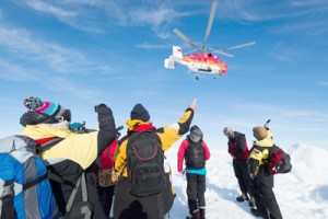 This image taken by expedition doctor Andrew Peacock of www.footloosefotography.com on January 2, 2014 shows a helicopter from the nearby Chinese icebreaker Xue Long above passengers from the stranded Russian ship MV Akademik Shokalskiy. AFP PHOTO