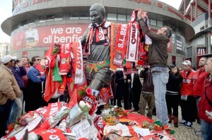 A fan hangs a scarf of Benfica football club on the bronze statue of late Benfica legend Eusebio da Silva Ferreira, also known as the “Black Panther,” in front of the Luz stadium in Lisbon. AFP PHOTO