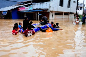 Indonesian search and rescue members helping residents after a flood hit Manado, the capital city of the North Sulawesi province of Indonesia, on Wednesday. AFP PHOTO