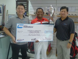Tony Lascuña (center) holds his trophy as he receives the replica of a check worth P50,000 from Customs Clubmakers president Francis Go (left) and general manager Jake Ong after winning the 2013 ICTSI Philippine Golf Tour’s Player of the Year award during rites at Makati Golf Club Driving Range in Makati last Monday. Custom Clubmakers, the country’s pioneer in professional clubfitting and assembly, is a long-time partner of the ICTSI PGT.