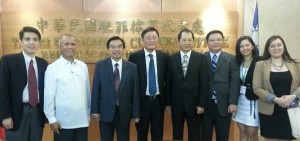 TECO Minister Samson Chang (fourth from left) and TECO Economic Director Roberto Leng (fourth from right) with SEIPI president Dr. Dan Lachica (second from left), and GED executives CEO David Su (third from left), vice president Eric Tsai (third from right) and manager C.C. Lin (leftmost)