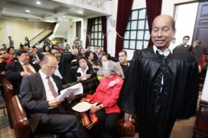 Budget Secretary Butch Abad addresses justices of the Supreme Court during oral arguments on the legality of the Disbursement Acceleration Program. Abad said the controversial program has been discontinued.  Photo by Rene H. Dilan 