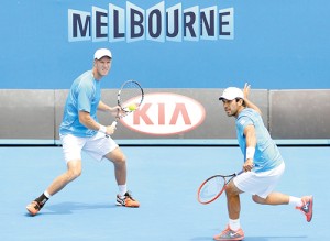 Treat Huey (right) of Philippines returns while Dominic Inglot of England look on during their men’s double match against Rohan Bopanna of India and Aisam-Ul-Haq Qureshi of Pakistan in the  2014 Australian  Open tennis tournament  in Melbourne.   AFP PHOTO 