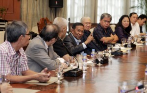 Vice President Jejomar Binay hosted a roundtable with The Manila Times editorial staff and columnists led by Chairman Emeritus Dante Ang at the Coconut Palace on Thursday.  Photo By Rene H. Dilan 