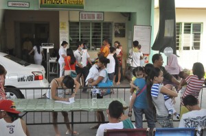 Parents carrying their young, wait for their child’s turn to be vaccinated against measles at San Lazaro Hospital on Saturday. PHOTO BY EDWIN MULI