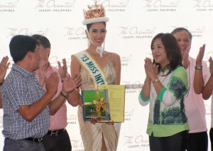 Miss International 2013 Bea Rose Santiago poses with members of the Sangguniang Panlalawigan of Albay which passed a resolution adopting her as daughter of the province. The beauty queen visited Albay on New Year’s eve. PHOTO BY RHAYDZ B. BARCIA