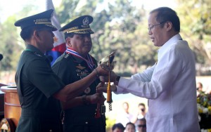 President Benigno Aquino 3rd hands a saber to Maj. Gen. Hernando Iriberri to symbolize Iriberri’s takeover as commanding general of the Philippine Army in ceremonies at Fort Bonifacio in Taguig City Friday. Iriberri took over from Lt. Gen. Noel Coballes (middle).  MALACAÑANG PHOTO 