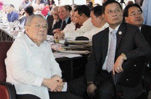 House Speaker Feliciano ‘Sonny’ Belmonte and House committee on constitutional amendments chairman Mylene Garcia Albano listen as more arguments for and against charter change were discussed on Tuesday. PHOTO BY MIKE DE JUAN