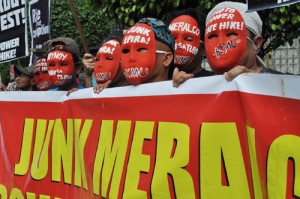 Masked activists staged a protest action calling for the junking of the Manila Electric Company’s P4.15/ kwh rate hike in front of the Supreme Court in Manila on Tuesday. The high tribunal extended the temporary restraining order on the increase by another 60 day period. PHOTO BY EDWIN MULI