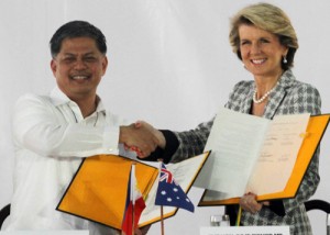 Education Secretary Bro. Armin Luistro and Australian Foreign Minister Julie Bishop signed a memorandum of subsidiary arrangement at the Neptali Gonzales High School in Mandaluyong City on Friday. Under the arrangement, Australia will provide support for the Education department’s Basic Education Sector Transformation program. PHOTO BY MIKE DE JUAN