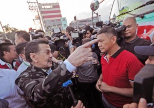  Manila Mayor Joseph Estrada addresses a group of truckers during a meeting with MMDA officials and haulers who are opposed to the modified truck ban being imposed by the city of Manila. PHOTO BY EDWIN MULI 