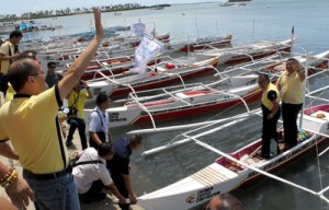 President Benigno Aquino 3rd inspects the motorized and non-motorized bancas during the visit to Bantayan town in Cebu at the Bantayan Wharf on Tuesday. The bancas were donated for the livelihood of the Bantayan residents by different non-government organizations including Gawad Kalinga and the Yellow Boat of Hope Foundation Inc. among others. MALACANANG PHOTO  