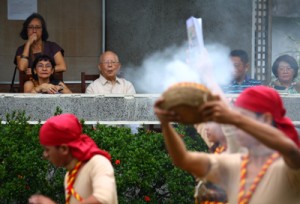 National Artist for Literature Bienvenido Lumbera (middle) enjoys the ‘Hadang’ ritual during the opening ceremonies of Dayaw Taboan Festival. With him are (from left) Subcommission on Cultural Communities and Traditional Arts (SCCTA) head Joycie Dorado-Alegre (standing), former Subcommission on Cultural Dissemination head Alice Pañares, and writer Victor Sugbo