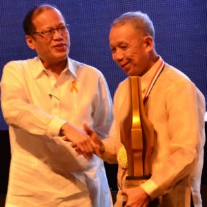 President Aquino congratulates scientist Arsenio B. Ella for receiving the Tofil Award