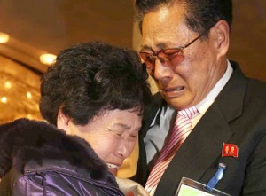 South Korean Lee Son-hyang, 88, (left) and North Korean Lee Yoon Geun, 72, embrace during a reunion event for families divided by the two countries, at the Diamond Mountain resort in North Korea on Thursday. AFP PHOTO