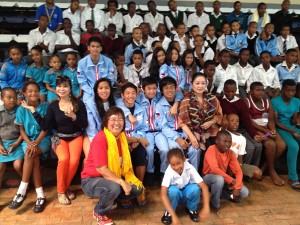 Former Sen. Nikki Coseteng, Philippine Swimming League President Susan Papa, Secretary-General Maria Susan Benasa, the Philippine swimming team and the less fortunate South African kids during the friendly swimming gala in Hindle Rond Blue Downs, South Africa.