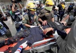 Members of a rescue team evacuate an injured riot policeman after clashes with anti-government protesters in Bangkok on Tuesday. AFP PHOTO