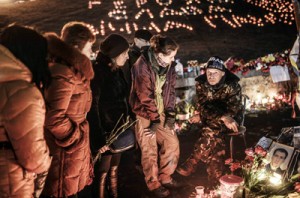 eople chat  near a makeshift memorial in homage to anti-government protesters killed in the past weeks’ clashes with riot police on Kiev’s Independence Square on Tuesday. AFP PHOTO 