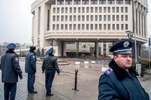 Police officers guard the parliament building in Simferopol on Thursday. AFP PHOTO