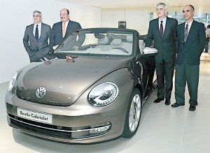 VW Beetle Cabriolet is flanked by (from left) Ayala Corp. Chairman Jaime Augusto Zobel de Ayala, Automobile Central Enterprise Inc. President John Philip Orbeta, Ayala Corp. President Fernando Zobel de Ayala and Volkswagen BGC General Manager Erwin Locsin.