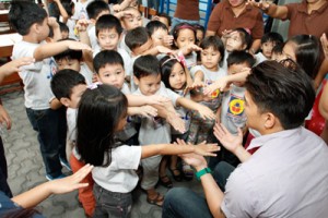 Heartthrob Luis Alandy donates a shelf full of books to the students of Cradle of Joy Foundation