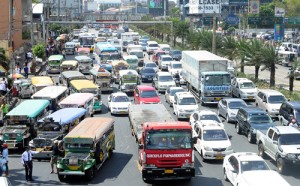 Traffic builds up on a major road in Manila as residents got the first taste of the traffic nightmare caused by the simultaneous construction of various infrastructure projects in the metropolis.  AFP PHOTO 