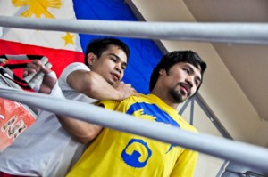  Manny Pacquiao (right) with conditioning coach Marvin Somodio.  FILE PHOTO 