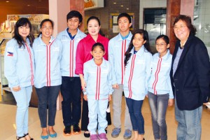 Swimmers (from left) Denjylie Cordero, Emanuel Joshua Lorbes, Micaela Jasmine Mojdeh, John Carlo Doragos, Portie Kate Doragos and Kyla Soguilon pose with former senator Nikki Coseteng, Philippine Swimming League (PSL) President Susan Papa and PSL Secretary-General Maria Susan Benasa at the sendoff ceremony on Saturday.  Photo by Mike de Juan 