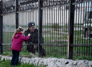 A Ukrainian soldier speaks to his daughter through a gate as he waits inside the Sevastopol tactical military brigade base near Belbek in Sevastopol on March 3, 2014 Afp Photo / Filippo Monteforte 