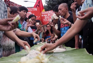 Government employees eat boiled gabi and kamoteng kahoy to show their support for victims of Super Typhoon Yolanda. The United Nations said the needs of the typhoon survivors are great because many remain without homes and jobs four months after the monster cyclone struck Central Visayas. PHOTO BY MIKE DE JUAN 