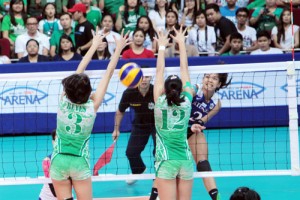La Salle’s Mika Reyes (3) and Alexandra Denice Tan (12) attempt to block the spike of Ateneo’s Alyssa Valdez in the do-or-die Game 4 of the UAAP women’s volleyball finals at the Mall of Asia Arena in Pasay City on Saturday.  Photo by Ruy Martinez