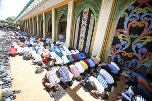  A day after the agreement on the creation of Bangsamoro was signed, Muslims attend Friday prayers at the Golden Mosque in Quiapo, Manila. PHOTO BY MIGUEL DE GUZMAN 