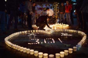 Chinese mourners lighting candles at the scene of the terror attack at the main train station in Kunming, southwest China’s Yunnan Province, on Sunday. AFP PHOTO