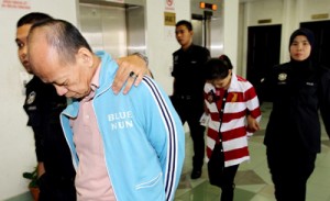  Malaysian police escorting Fong Kong Meng (front right) and his wife Teoh Ching Yen (back center) at the Malaysian high court in Shah Alam, outside Kuala Lumpur. AFP PHOTO 