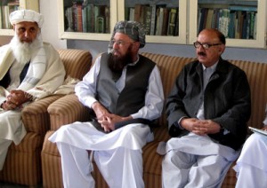  Special Assistant to Pakistan’s prime minister Irfan Siddiqui (right) holds talks with Tehreek-e-Taliban Pakistan (TTP) committee members Maulana Sami-ul-Haq (center) and Professor Ibrahim Khan (left) during their meeting in Akora Khattak on Wednesday. AFP PHOTO 