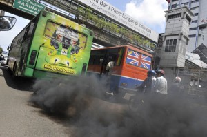 File photo of a commuter bus running on diesel fuel emitting a thick trail of pollutants in Jakarta, Indonesia. Air pollution by sources ranging from cooking fires to auto fumes contributed to an estimated seven million deaths worldwide in 2012, the UN health agency said last week. AFP PHOTO